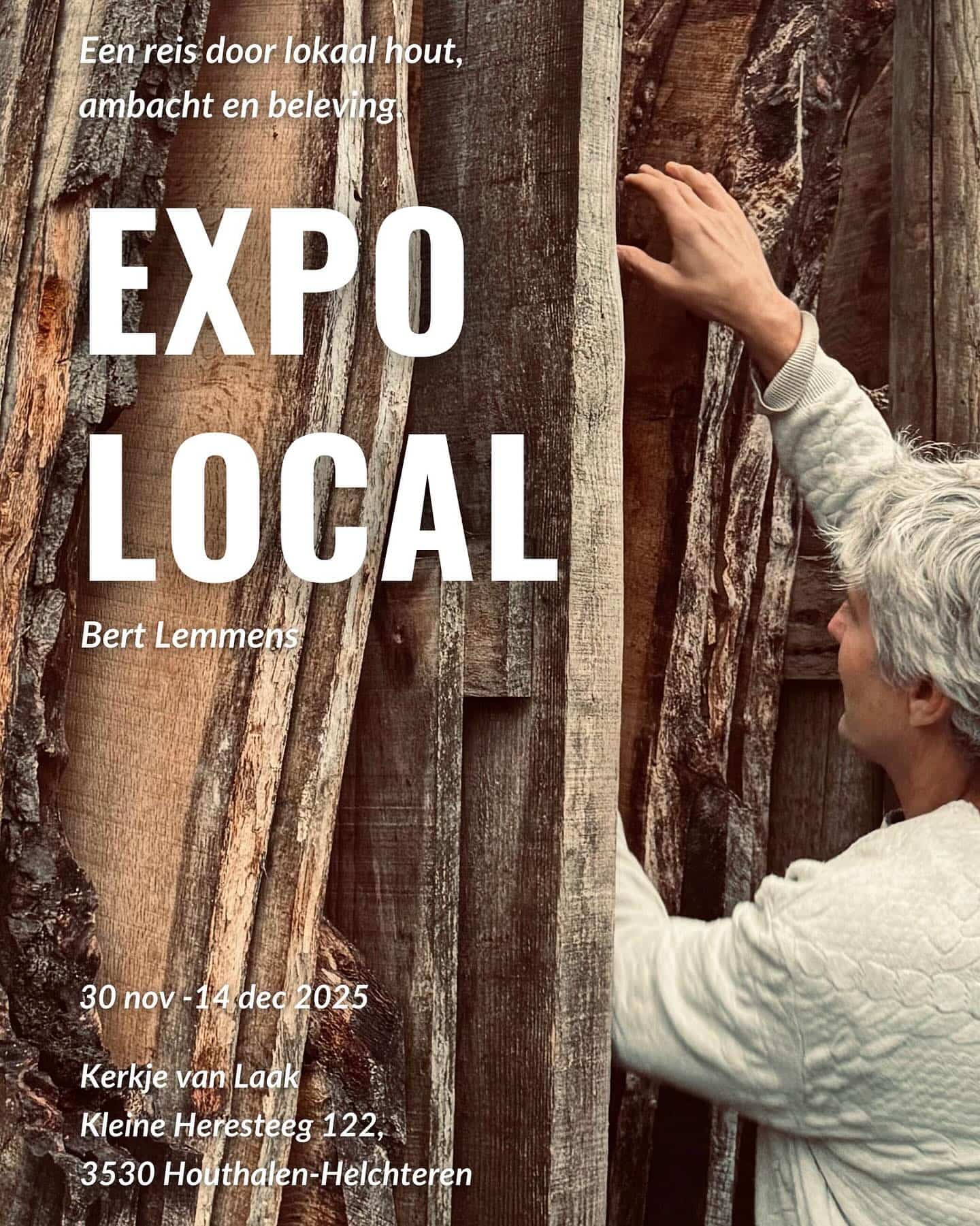 Affiche van Expo Local: Bert Lemmens met zijn hand tegen een stapel ruw gezaagde planken.
