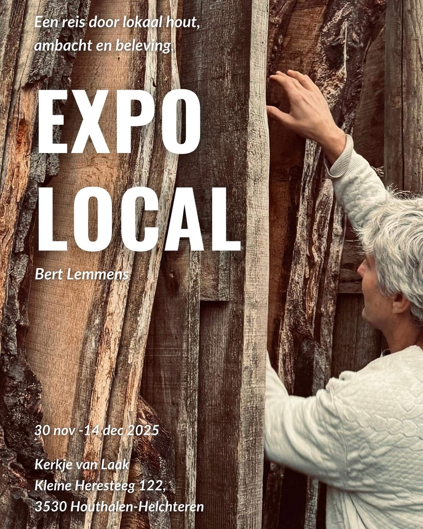 Affiche van Expo Local: Bert Lemmens met zijn hand tegen een stapel ruw gezaagde planken.