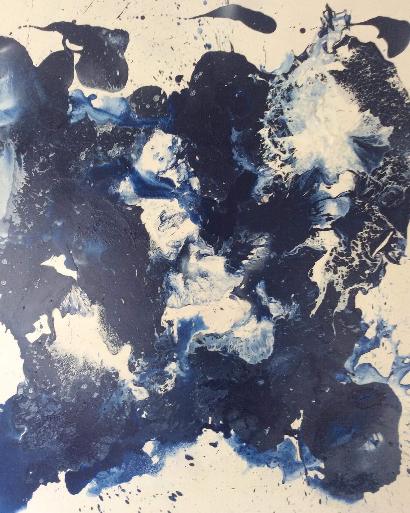 Schilderij in indigo en wit, waarin de verf zich als water door het vlak vertakt.